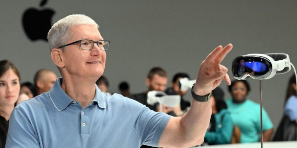 Tim Cook and apple vision pro